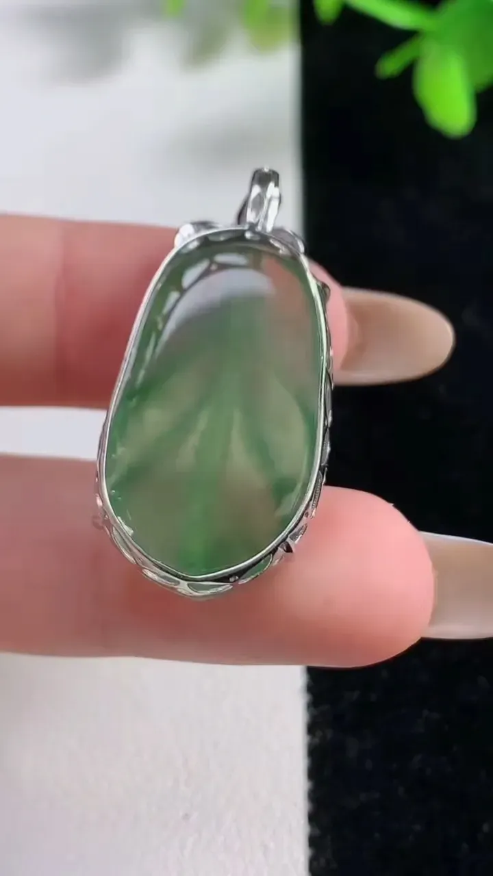 天然A货翡翠金枝玉叶 叶子吊坠，尺寸27-16.3-6.4，重量:4.61g
11月11日