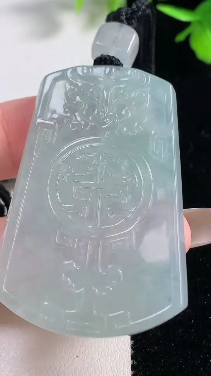 天然A货翡翠仿古无事牌吊坠，尺寸51-34.8-5.7，重量:30.06g
11月11日