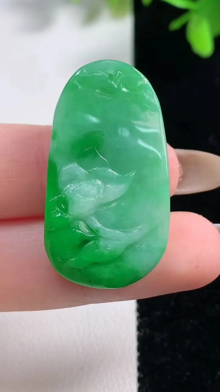 天然A货翡翠和和美美 荷叶鱼吊坠，尺寸35-19.4-4.5，重量:6.58g
11月11日