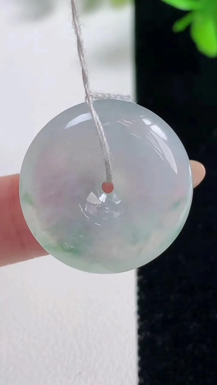 天然A货翡翠冰种飘花平安扣吊坠，尺寸24.3-5.8，重量:7.20g
11月11日