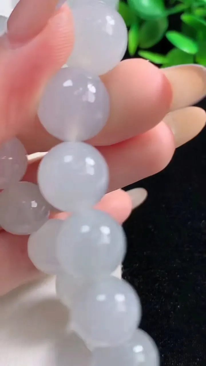 天然A货翡翠种飘花圆珠手串16颗，尺寸13.5，重量:64.26g11月11日
工厂直销收藏佳品,种好水足，色泽均匀，有种有色，上手高大气！