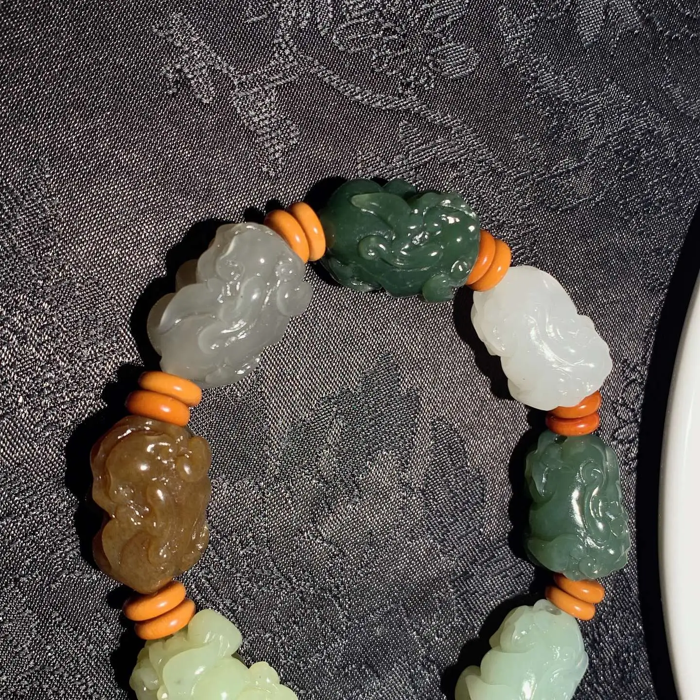 和田玉多宝招财进宝貔貅手串。单颗尺寸24/16/15重58.5克。玉质细腻油润。手推出油。佩戴高端典