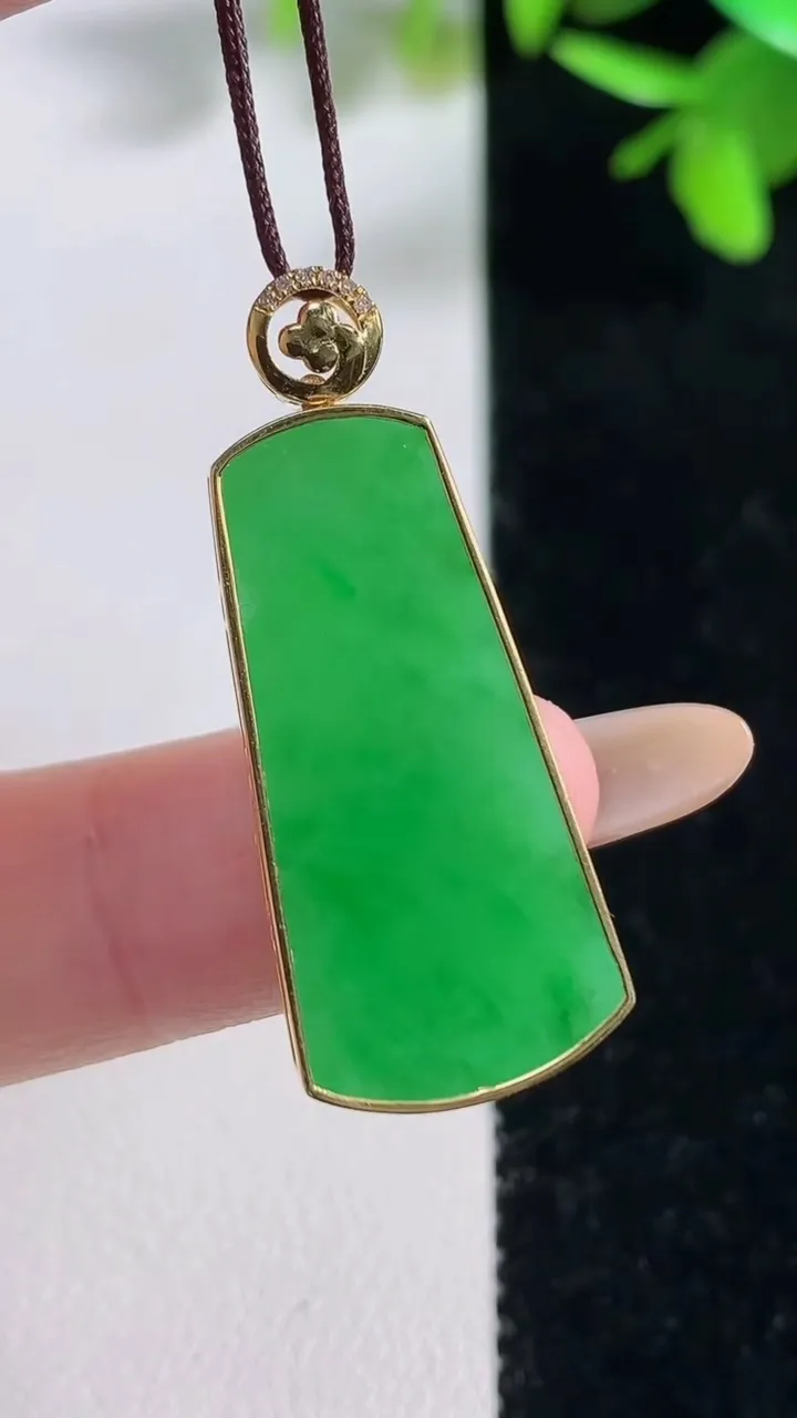 天然A货翡翠无事牌吊坠，尺寸29-14.2-3.2，重量:3.68g
11月11日