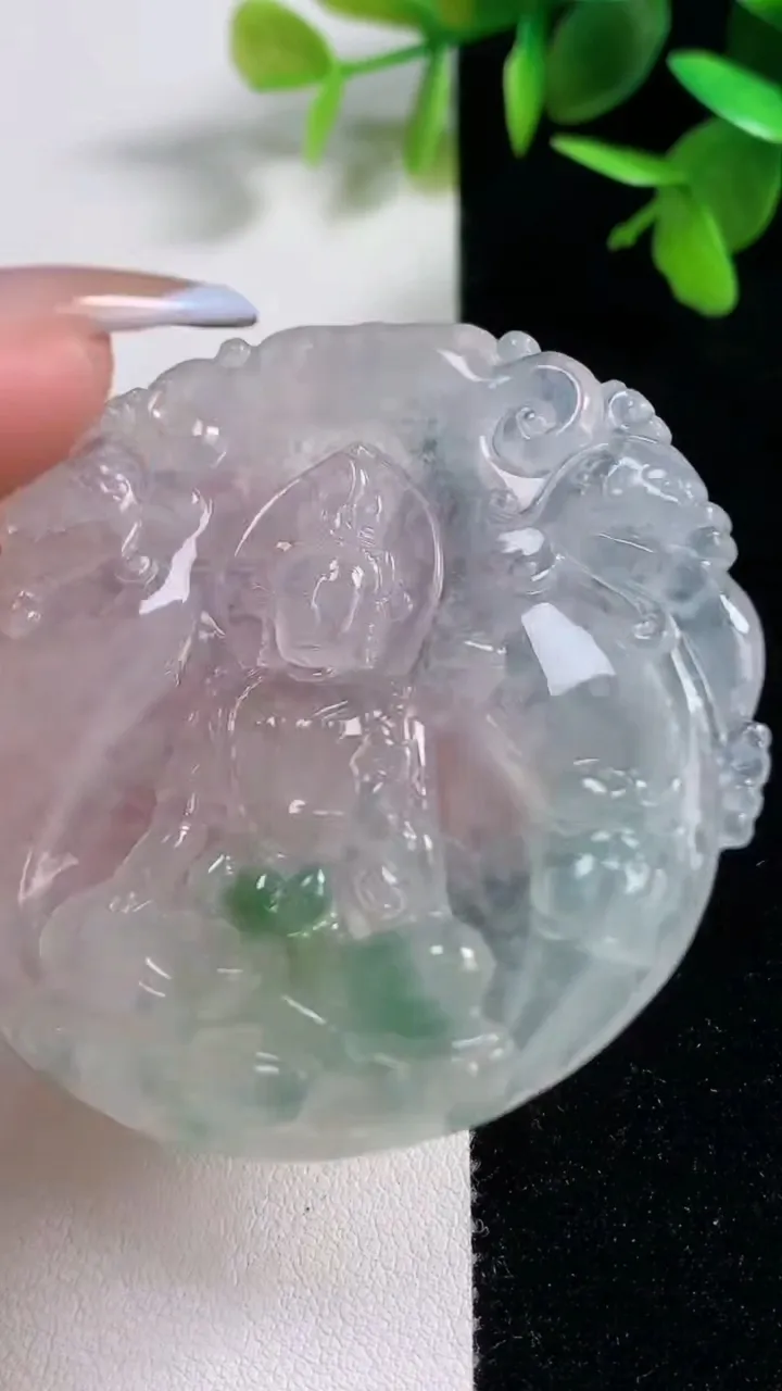 天然A货翡翠种飘花观音菩萨吊坠，尺寸54.7-53.3-5.4，重量:29.90g
11月11日