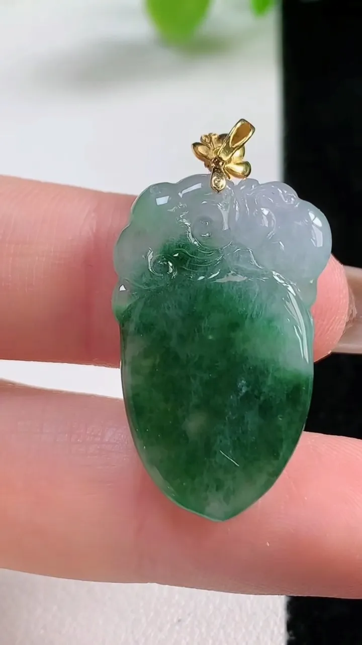 天然A货翡翠福瓜吊坠，尺寸28-17.6-4.9，重量:5.16g
11月11日