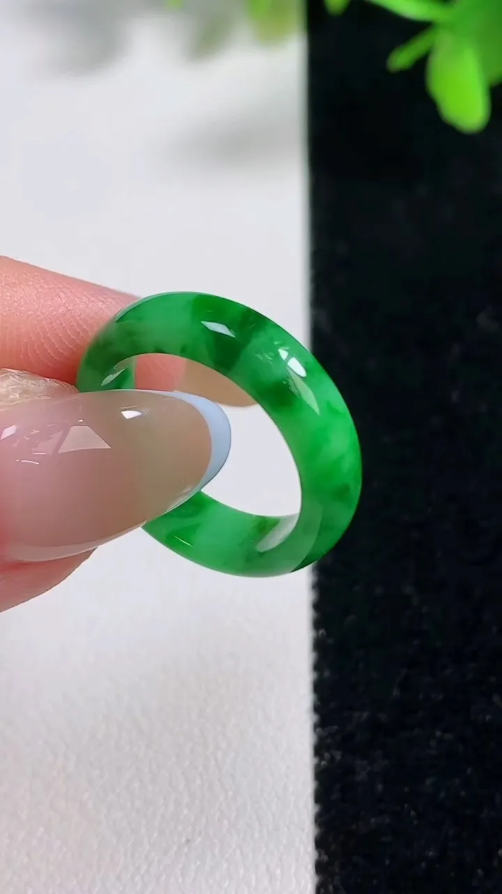 天然A货翡翠指环 戒指，尺寸16.6-4.9-2.5，重量:2.59g2025年11月11日
工厂直销收藏佳品,种好水足，色泽均匀，有种有色，上手高大气！