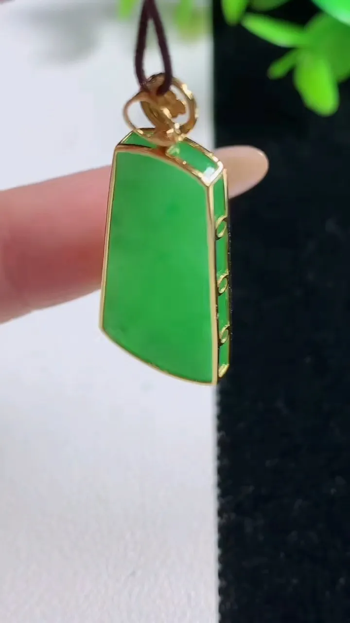 天然A货翡翠无事牌吊坠，尺寸29-14.2-3.2，重量:3.68g
11月11日