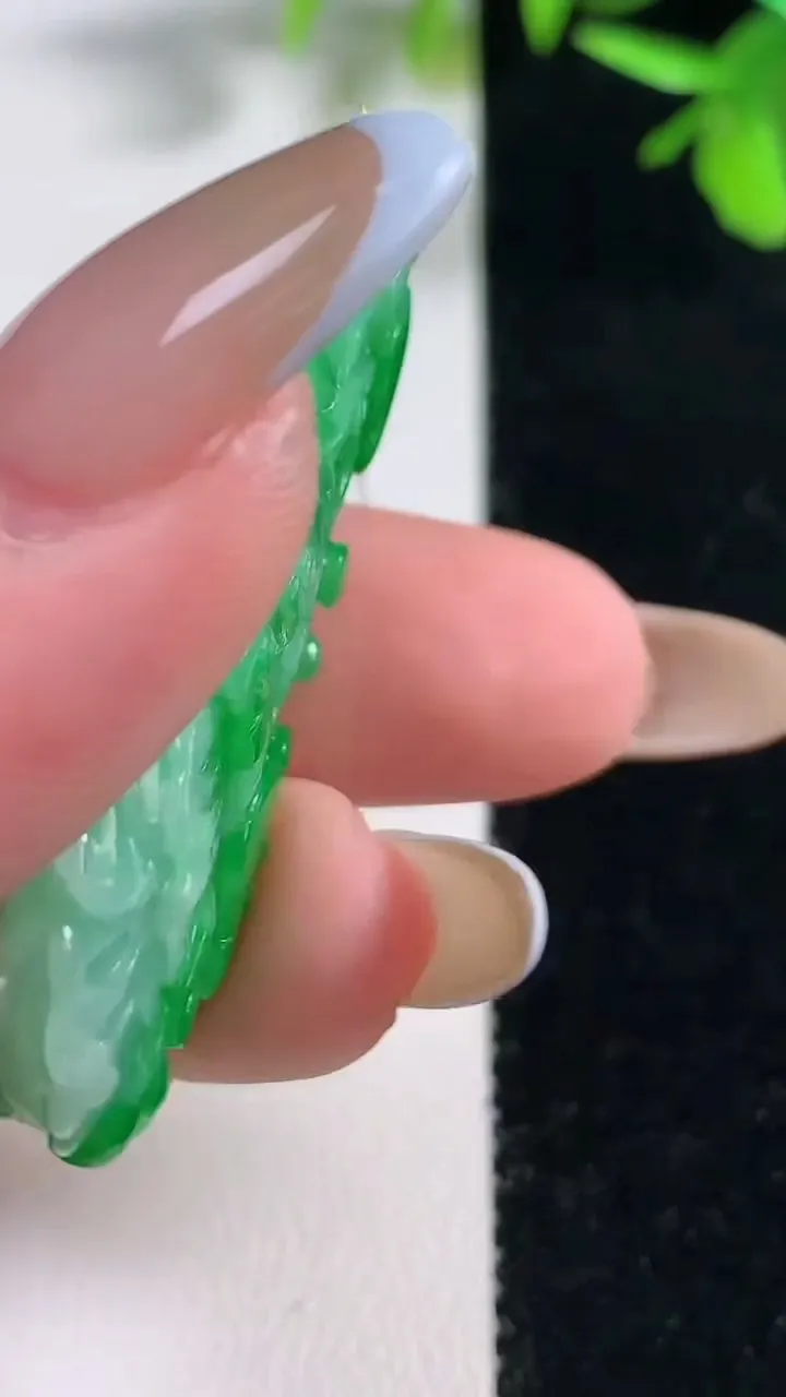 天然A货翡翠白菜吊坠，尺寸48-21.8-7.8，重量:15.19g
11月11日