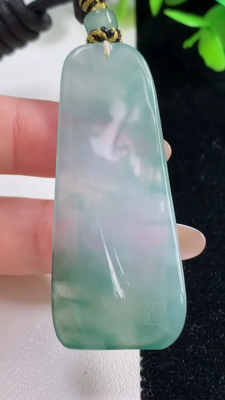 天然A货翡翠冰种飘花无相观音菩萨吊坠，尺寸57.4-23.7-6，重量:22.23g
11月11日