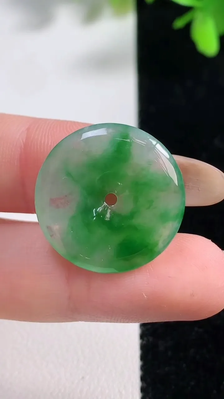 天然A货翡翠平安扣吊坠，尺寸22-3.2，重量:3.34g
11月11日