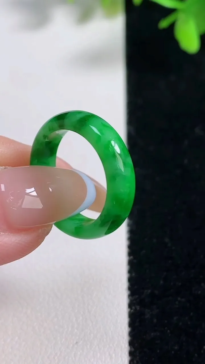 天然A货翡翠指环 戒指，尺寸16.6-4.9-2.5，重量:2.59g2025年11月11日
工厂直销收藏佳品,种好水足，色泽均匀，有种有色，上手高大气！