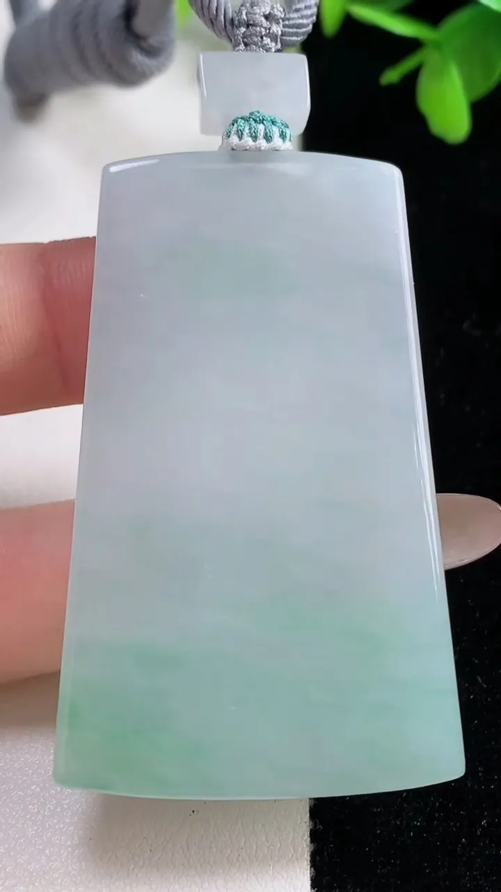 天然A货翡翠无事牌吊坠，尺寸56.6-34.3-5.4，重量:32.55g
11月11日