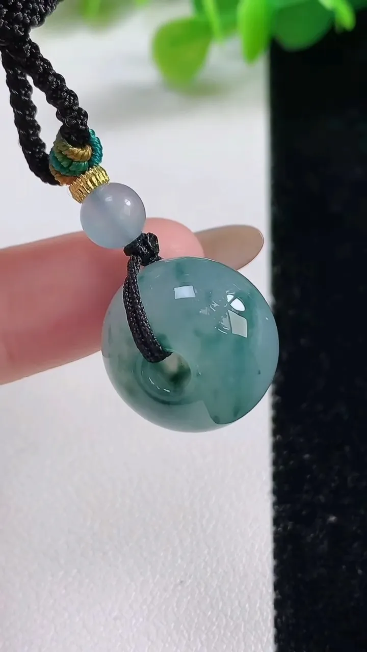 天然A货翡翠冰种飘花路路通吊坠，尺寸17.2-13，重量:9.52g
11月11日