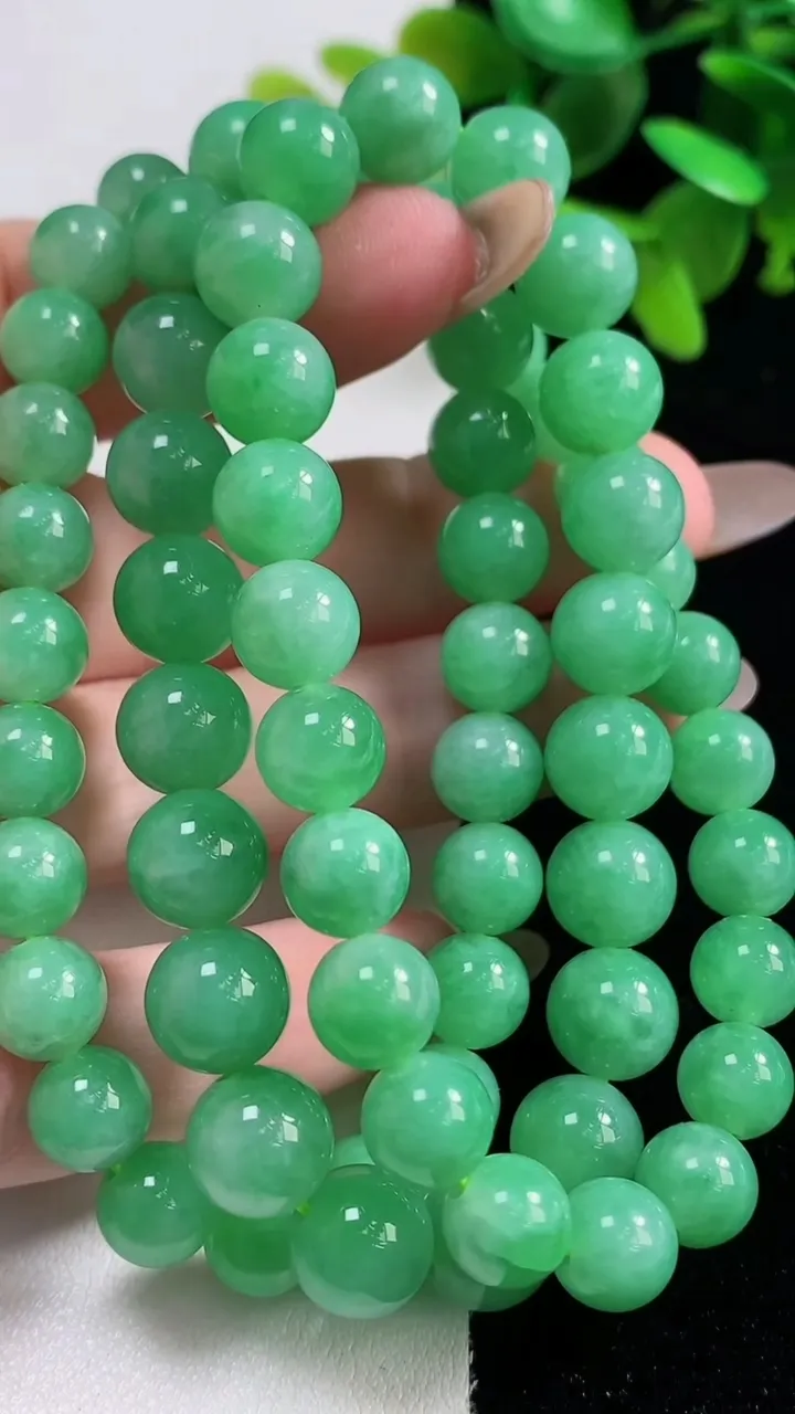 天然A货翡翠圆珠项链67颗，尺寸7，重量:65.24g11月11日
工厂直销收藏佳品,种好水足，色泽均匀，有种有色，上手高大气！