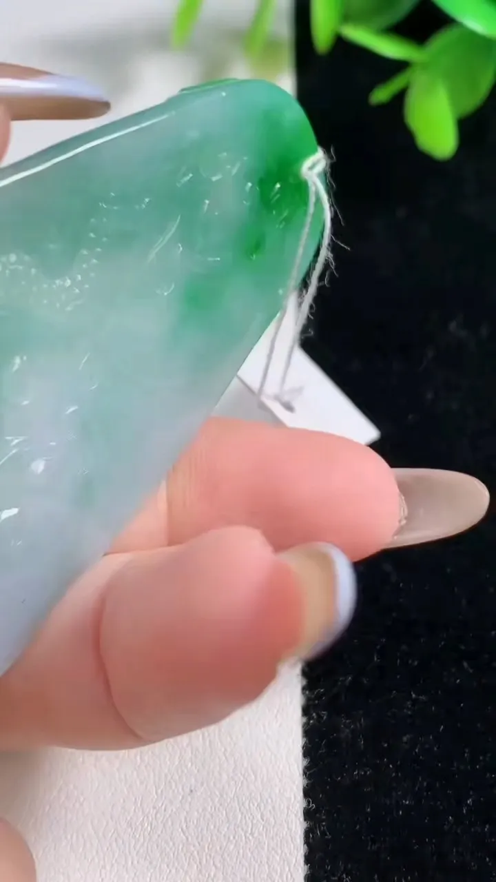 天然A货翡翠祥龙观音菩萨吊坠，尺寸68.2-38.6-5，重量:27.07g
11月11日