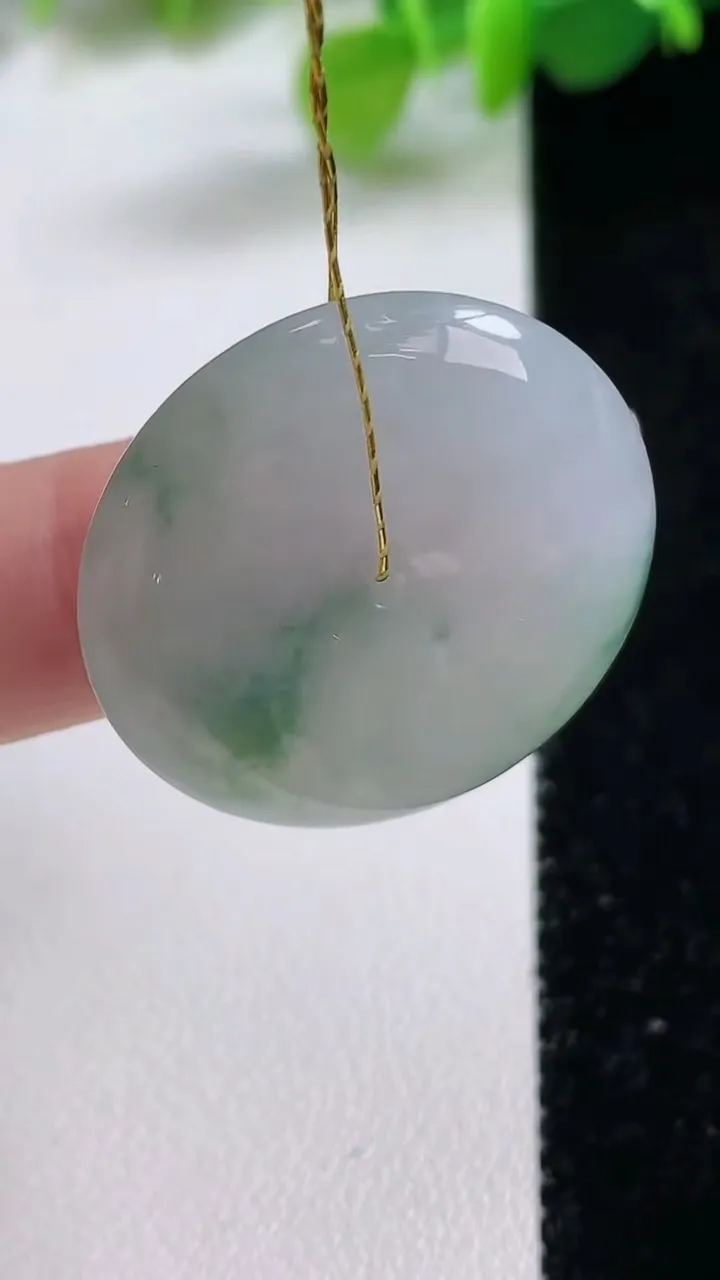 天然A货翡翠冰种飘花平安扣吊坠，尺寸28-6，重量:10.00g
11月11日