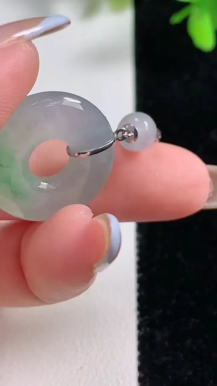 天然A货翡翠平安环吊坠，尺寸22-4.7，重量:5.46g
11月11日