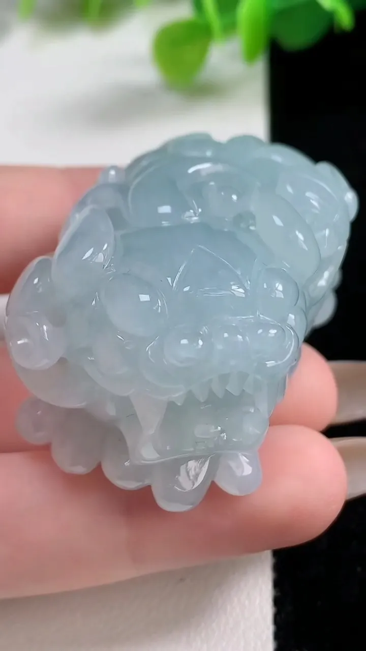 天然A货翡翠貔貅吊坠 手把件，尺寸49.4-28-26.4，重量:74.80g
11月11日