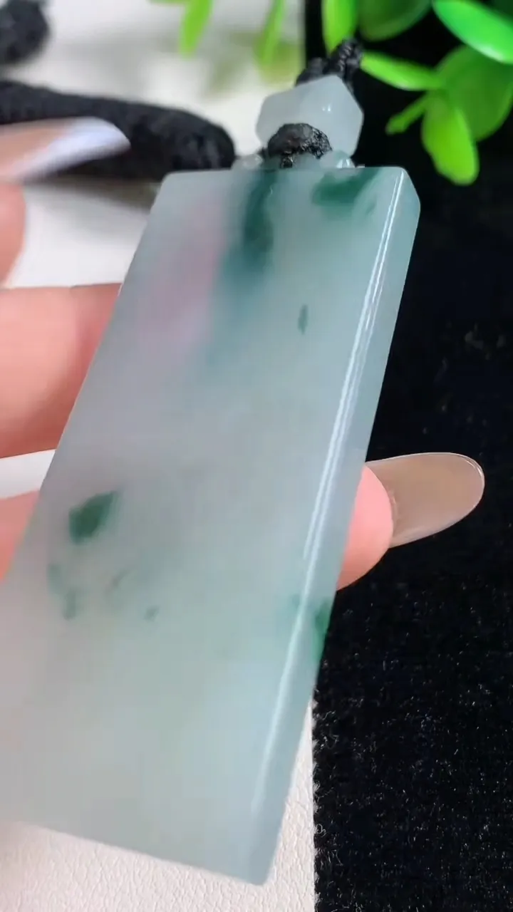 天然A货翡翠冰种飘花无事牌吊坠，尺寸62.3-28.3-6.2，重量:38.10g
11月11日