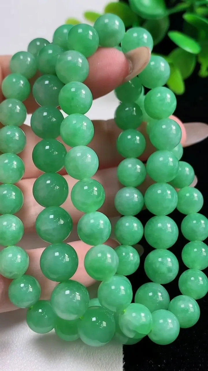 天然A货翡翠圆珠项链67颗，尺寸7，重量:65.24g11月11日
工厂直销收藏佳品,种好水足，色泽
