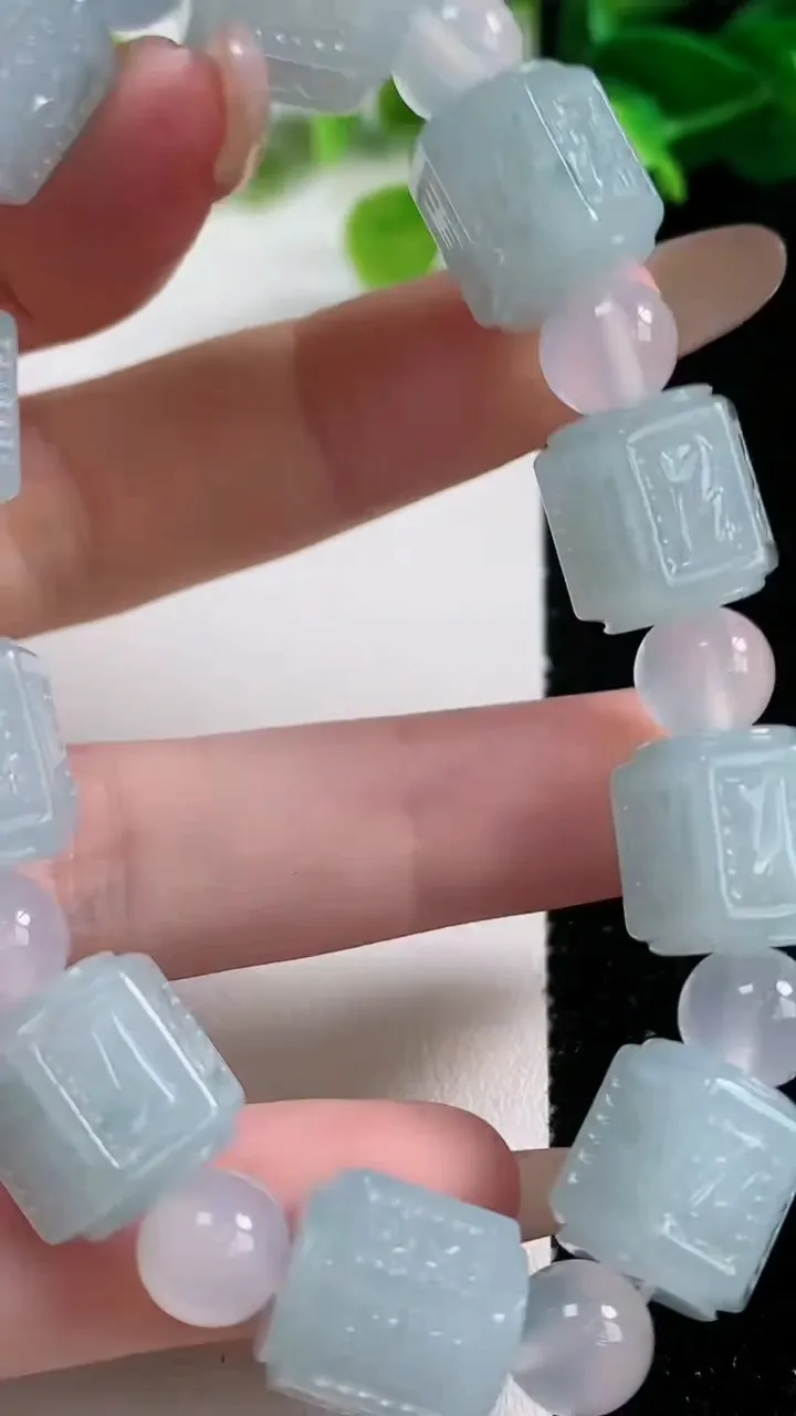 天然A货翡翠冰种飘花六字真言 路路通手串10颗，尺寸11.6-12.3，重量:51.30g
11月11日