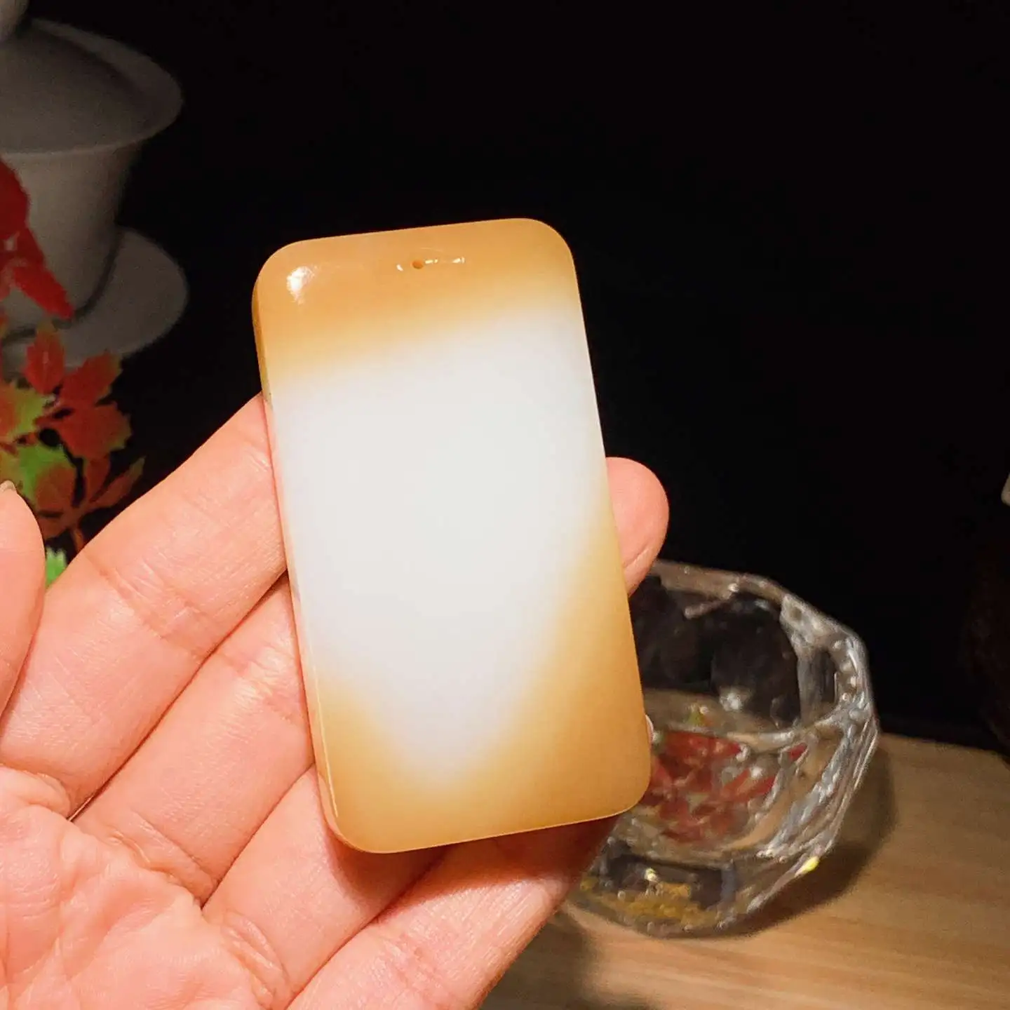 收藏级！新疆和田玉羊脂白且末糖平安无事牌挂件。 天地糖平安无事牌挂件。尺寸66/35/11重68克。玉质细腻油润。手推出油。佩戴高端典雅。lt251110