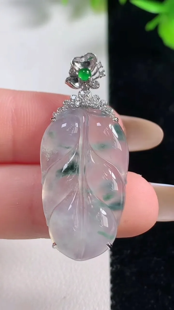 天然A货翡翠种飘花金枝玉叶 叶子吊坠，尺寸39.3-28.2-16.6-6.5，重量:5.49g
1