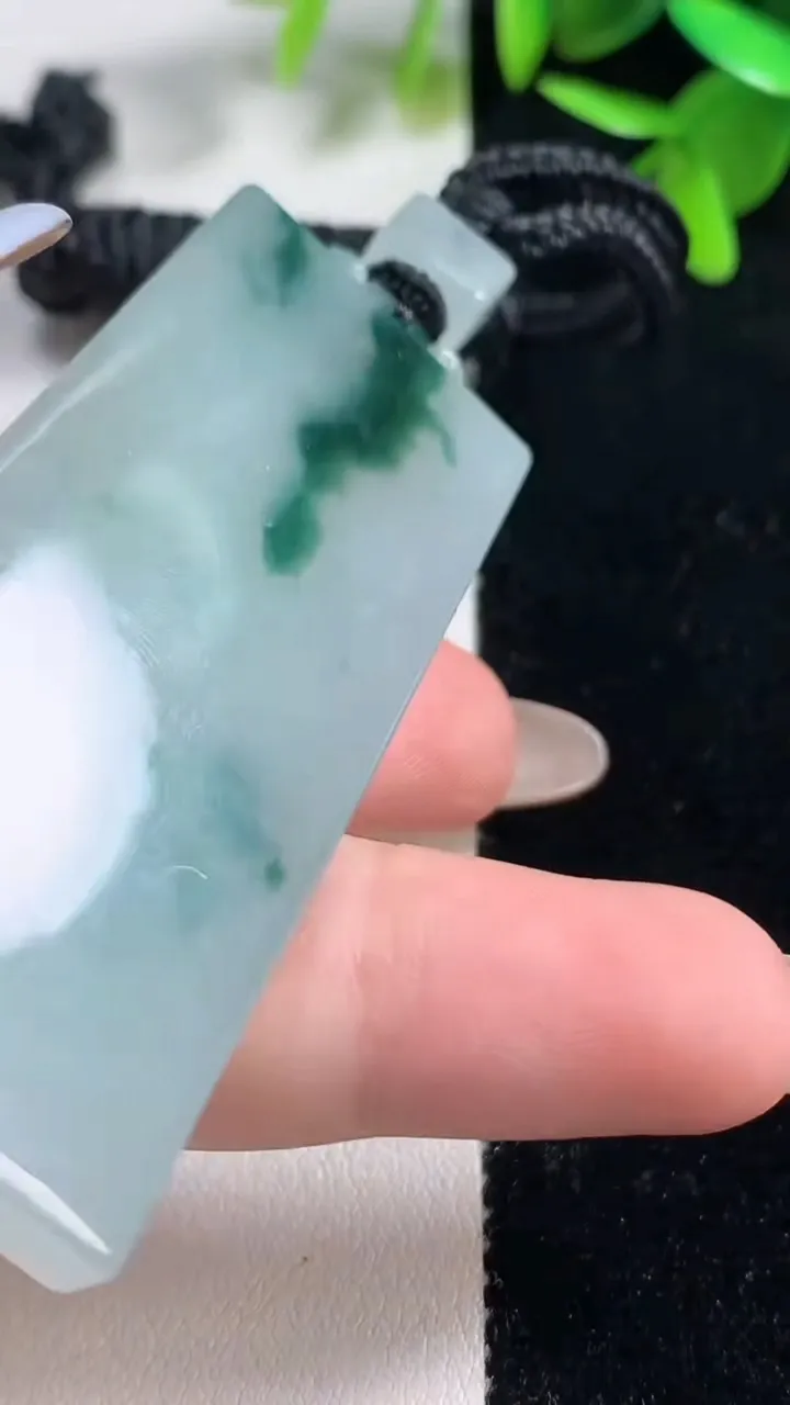 天然A货翡翠冰种飘花无事牌吊坠，尺寸62.3-28.3-6.2，重量:38.10g
11月11日