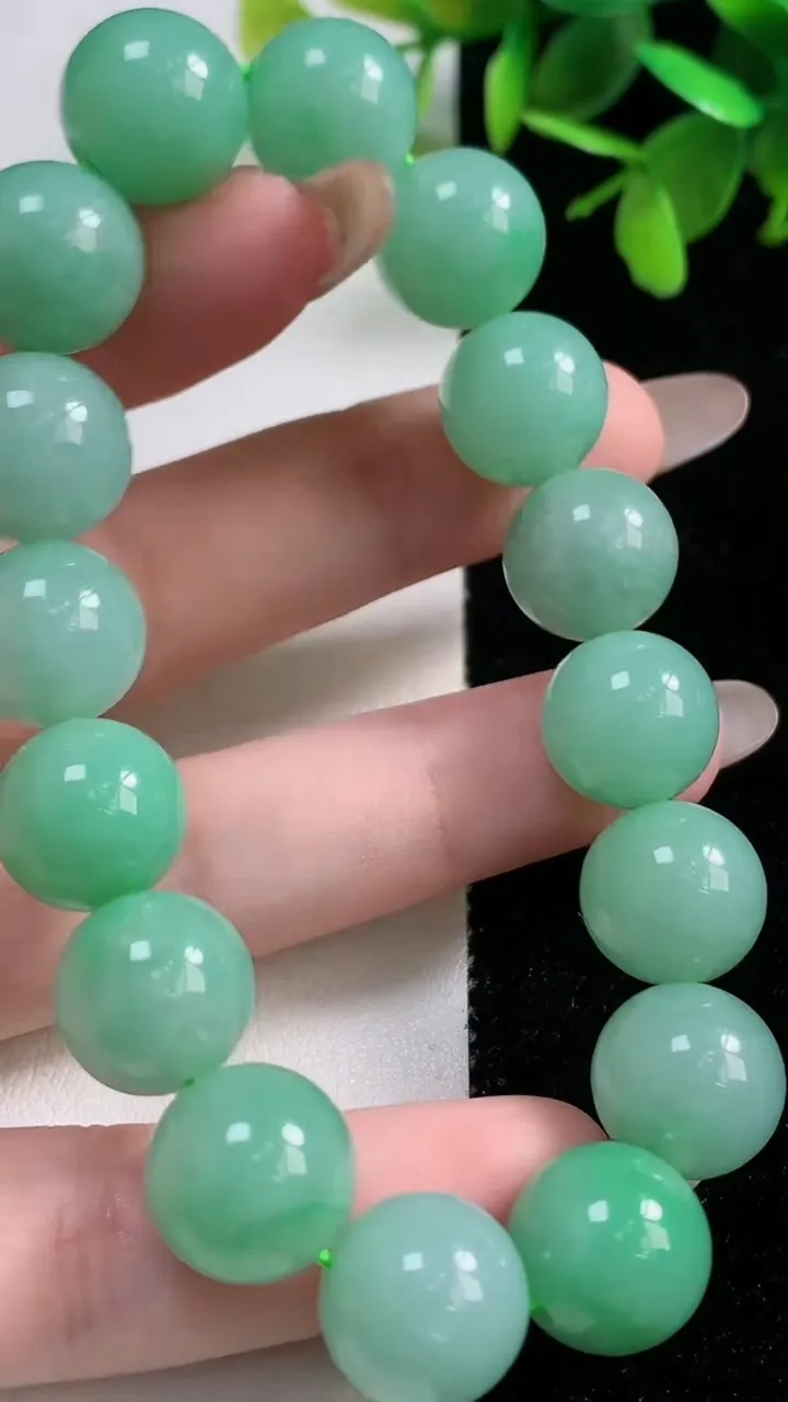 天然A货翡翠圆珠手串16颗，尺寸12.2，重量:52.52g11月11日
工厂直销收藏佳品,种好水足