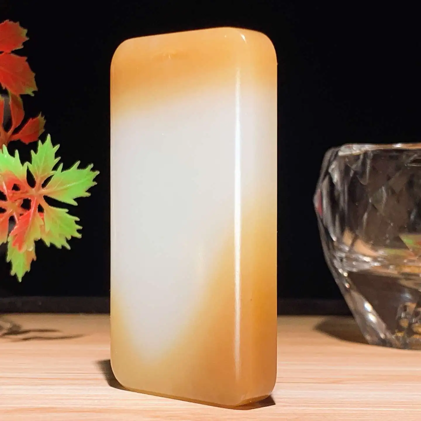 收藏级！新疆和田玉羊脂白且末糖平安无事牌挂件。 天地糖平安无事牌挂件。尺寸66/35/11重68克。玉质细腻油润。手推出油。佩戴高端典雅。lt251110