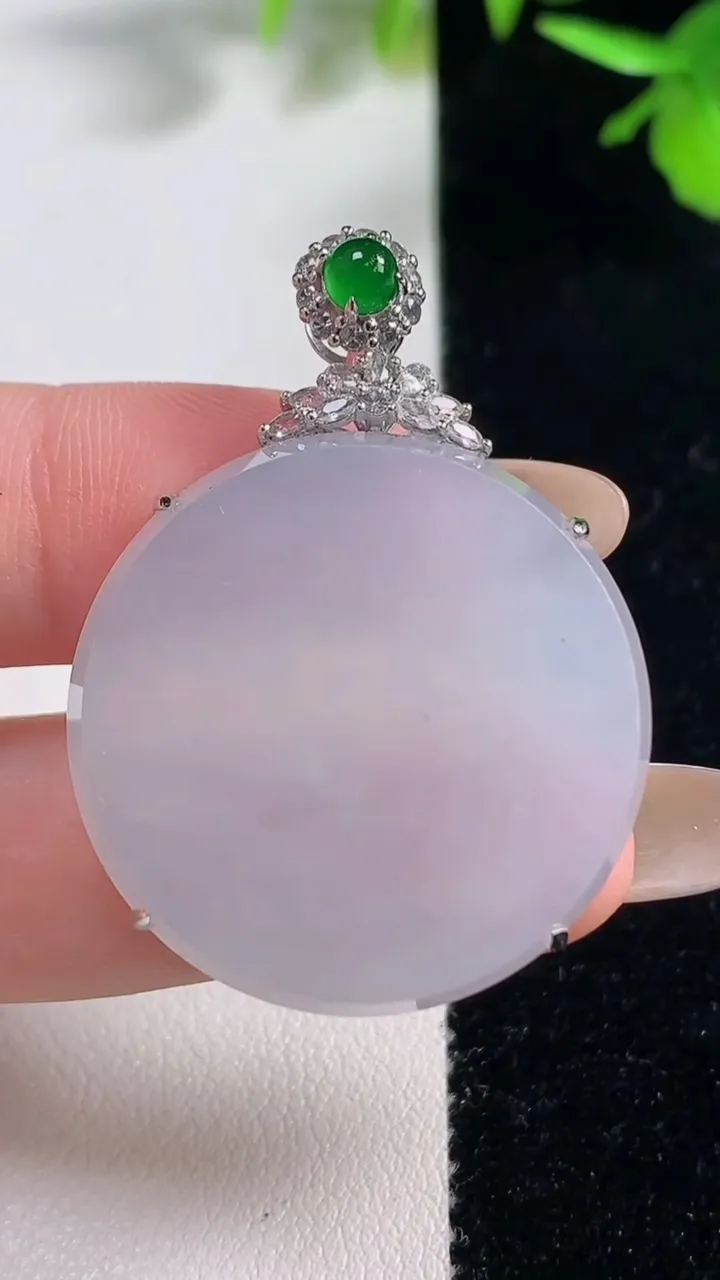 天然A货翡翠种白冰无事牌吊坠，尺寸29.6-5.7，重量:12.77g
11月11日