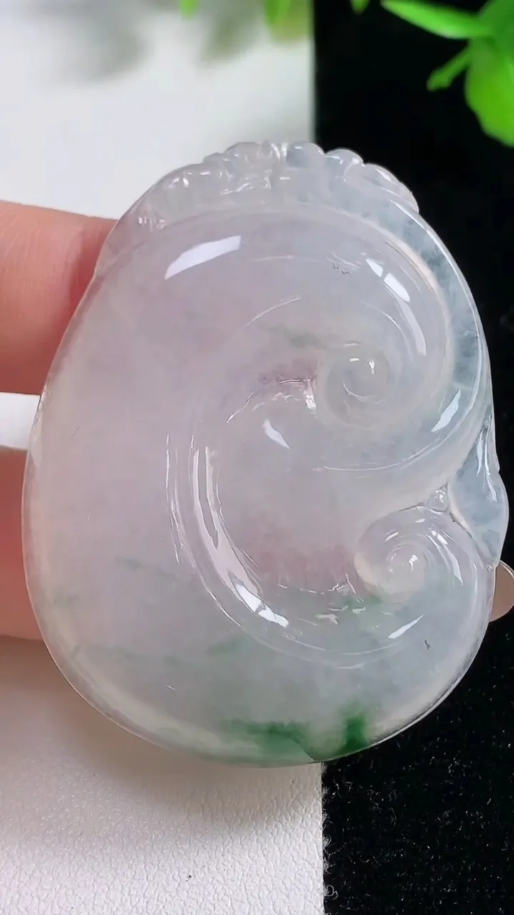 天然A货翡翠冰种飘花如意吊坠，尺寸50-37-6，重量:22.50g
11月11日