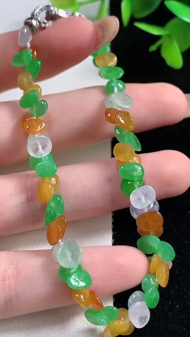 天然A货翡翠种三彩莲蓬手串58颗，尺寸6-4.8-3.3，重量:10.78g11月11日
工厂直销收藏佳品,种好水足，色泽均匀，有种有色，上手高大气！