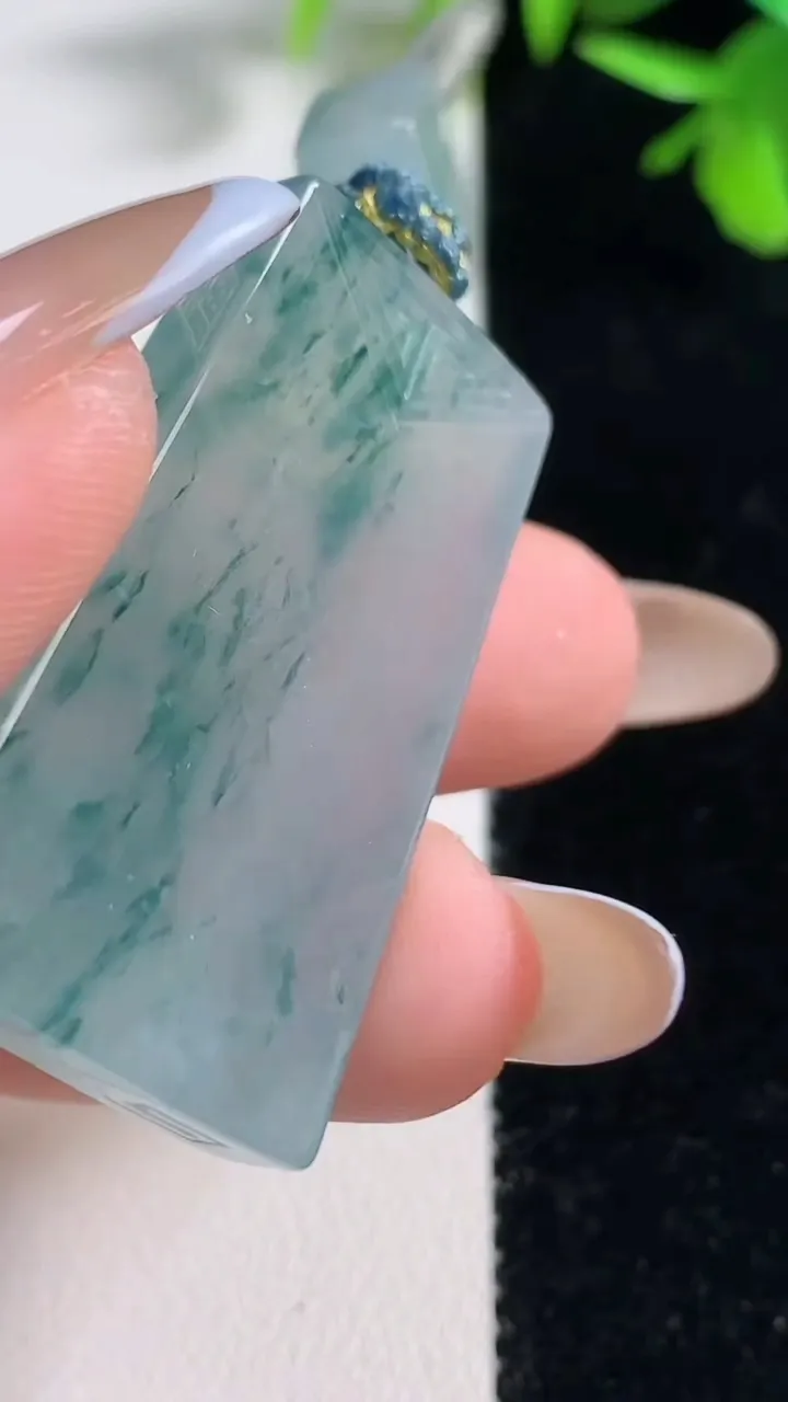 天然A货翡翠冰种飘花无事牌吊坠，尺寸38-22-6，重量:17.08g
11月11日