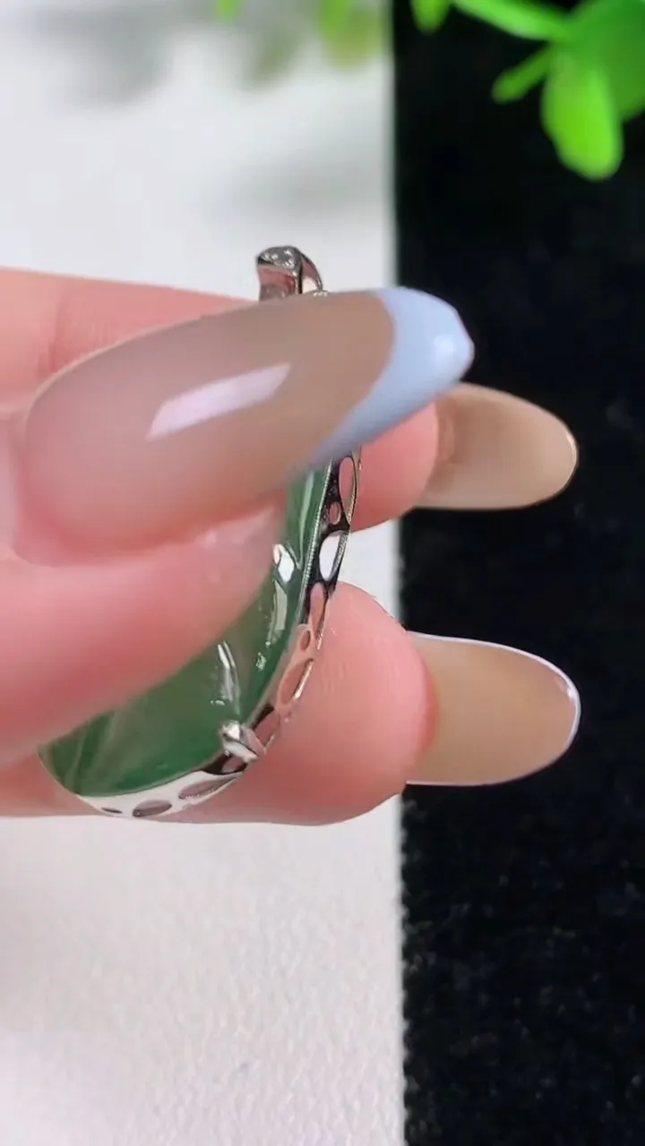 天然A货翡翠金枝玉叶 叶子吊坠，尺寸27-16.3-6.4，重量:4.61g
11月11日