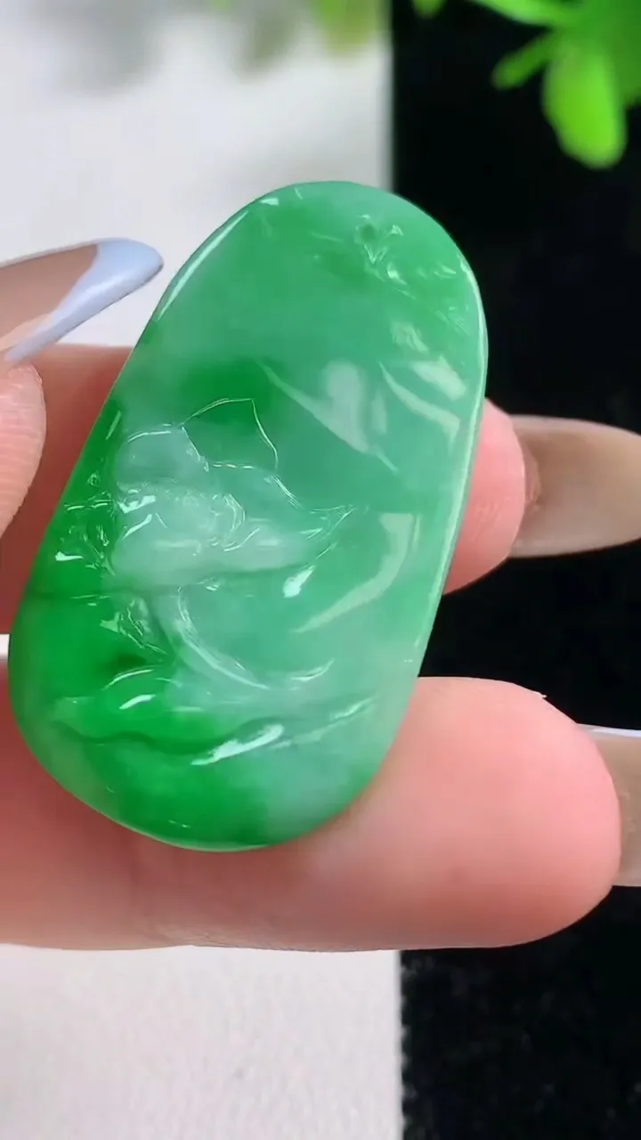 天然A货翡翠和和美美 荷叶鱼吊坠，尺寸35-19.4-4.5，重量:6.58g
11月11日