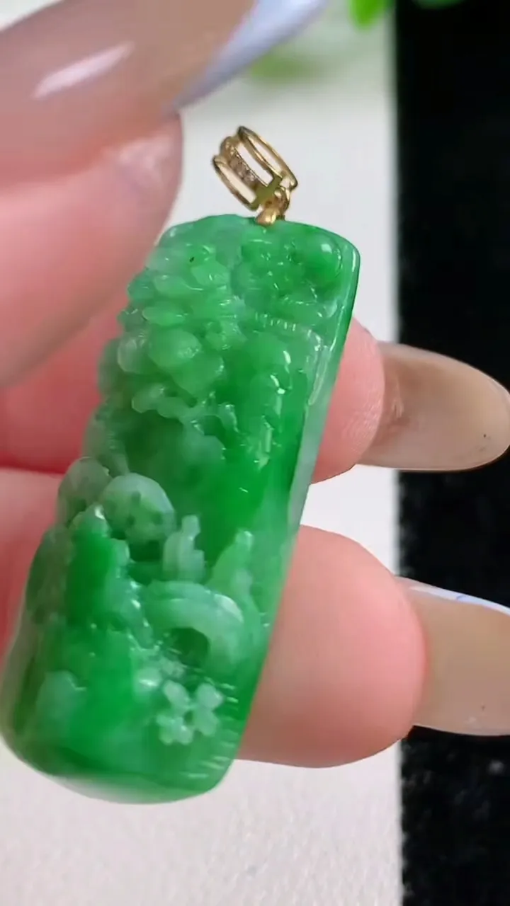 天然A货翡翠山水牌吊坠，尺寸34.6-13.6-7.1，重量:7.18g
11月11日