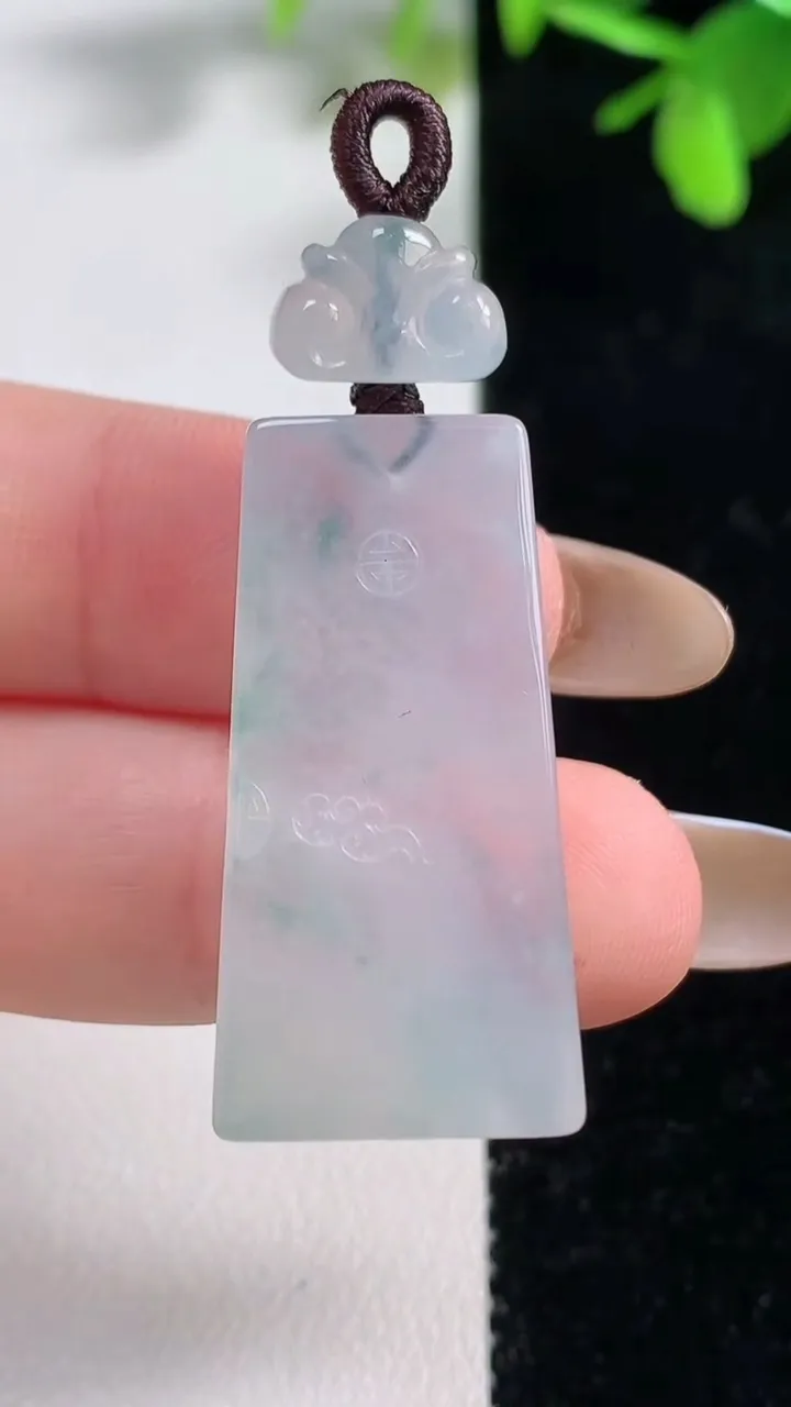 天然A货翡翠冰种飘花无事牌吊坠，尺寸32-16.2-6，重量:10.08g
11月11日