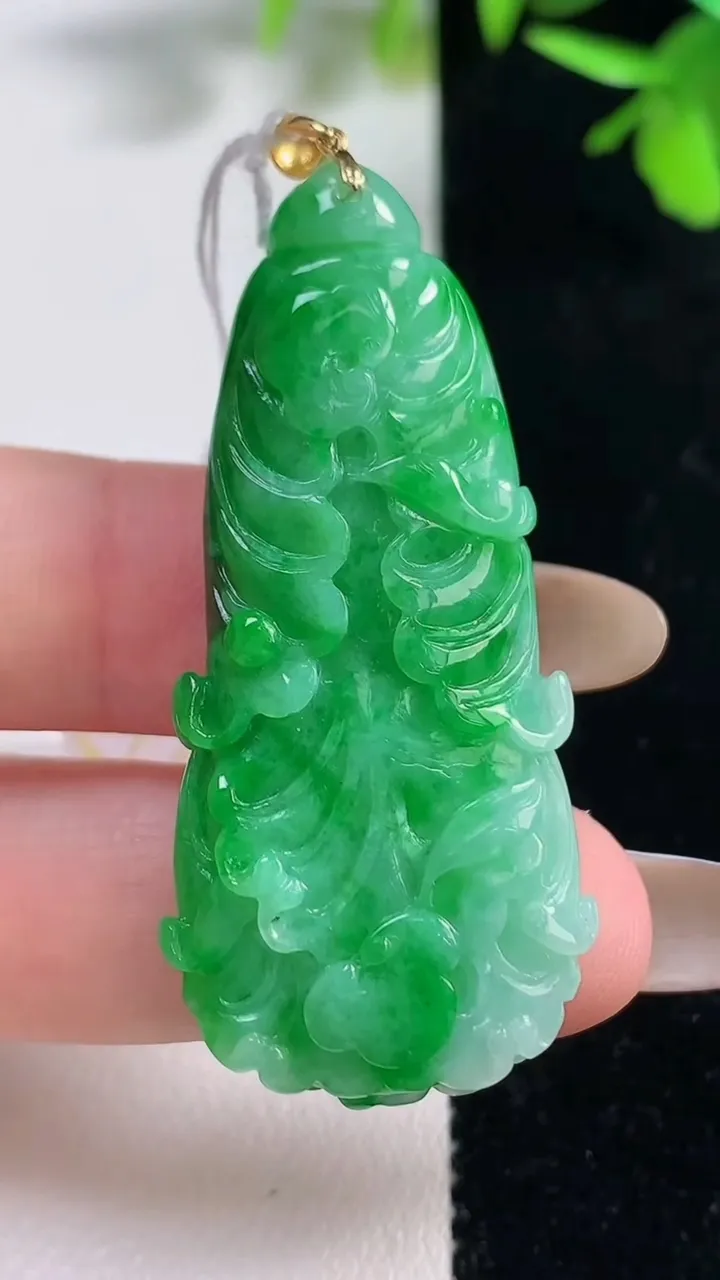 天然A货翡翠白菜吊坠，尺寸48-21.8-7.8，重量:15.19g
11月11日