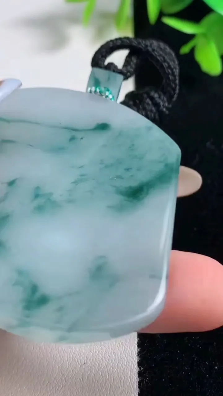 天然A货翡翠冰种飘花无事牌吊坠，尺寸52-39-6.1，重量:38.20g
11月11日