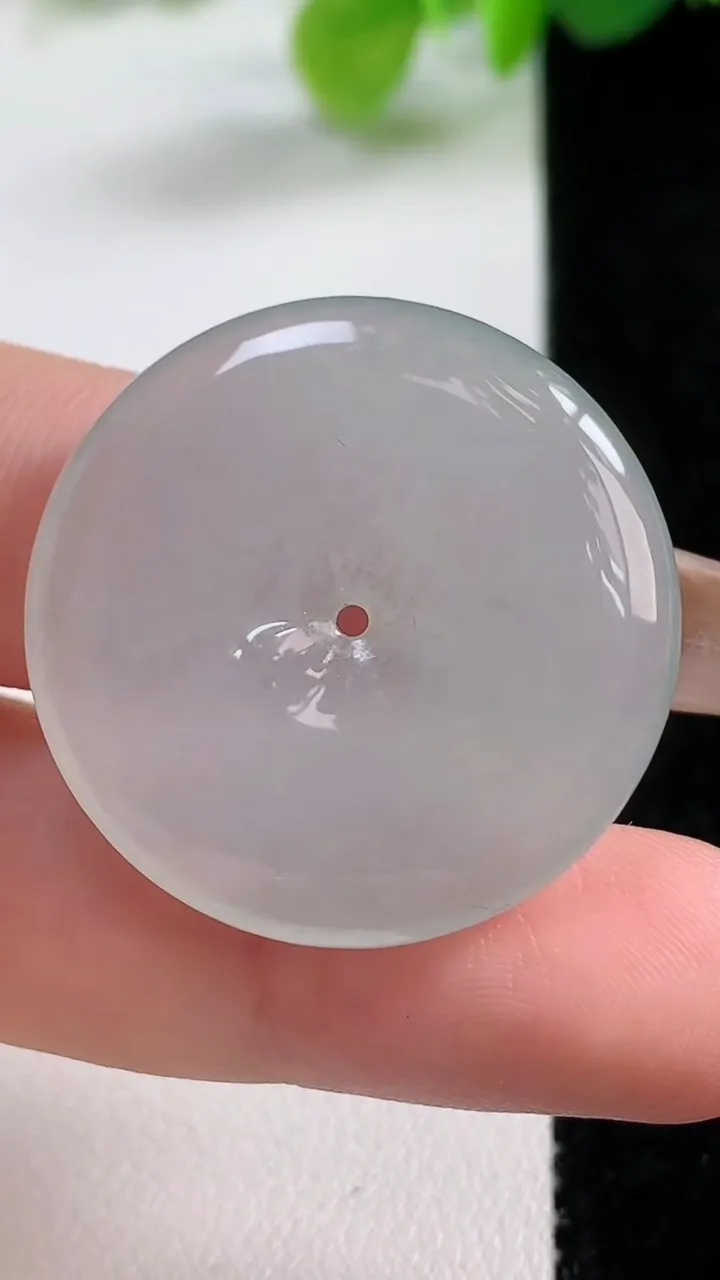 天然A货翡翠平安扣吊坠，尺寸29-4.8，重量:8.55g
11月11日