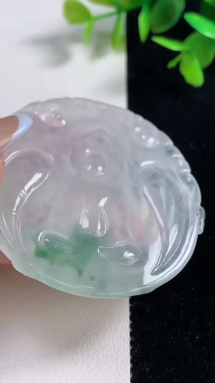 天然A货翡翠种飘花观音菩萨吊坠，尺寸54.7-53.3-5.4，重量:29.90g
11月11日