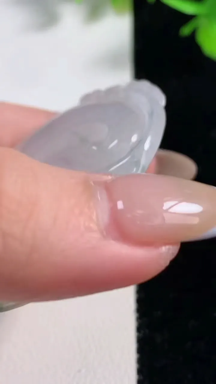 天然A货翡翠冰种飘花如意吊坠，尺寸50-37-6，重量:22.50g
11月11日