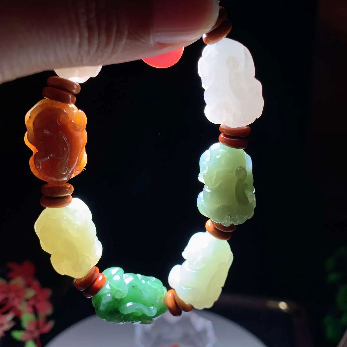 和田玉多宝招财进宝貔貅手串。单颗尺寸24/16/15重58.5克。玉质细腻油润。手推出油。佩戴高端典雅。lt251110