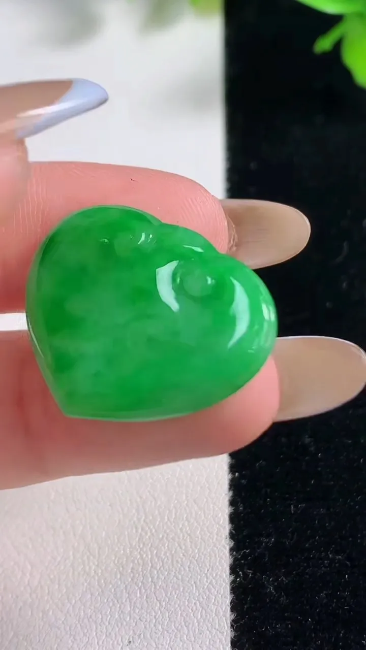 天然A货翡翠如意头吊坠镶嵌件，尺寸20.6-26.5-2.8，重量:3.39g
11月11日