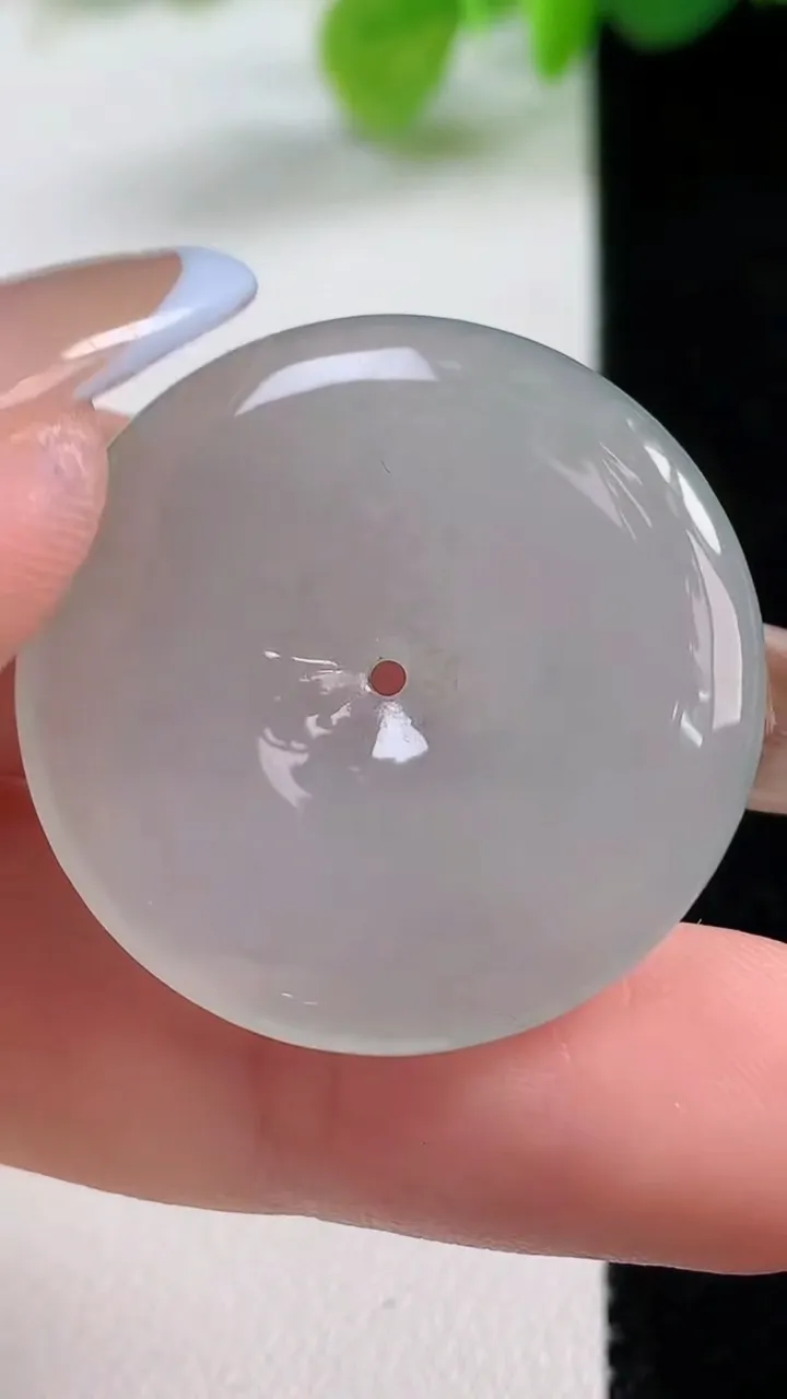 天然A货翡翠平安扣吊坠，尺寸29-4.8，重量:8.55g
11月11日