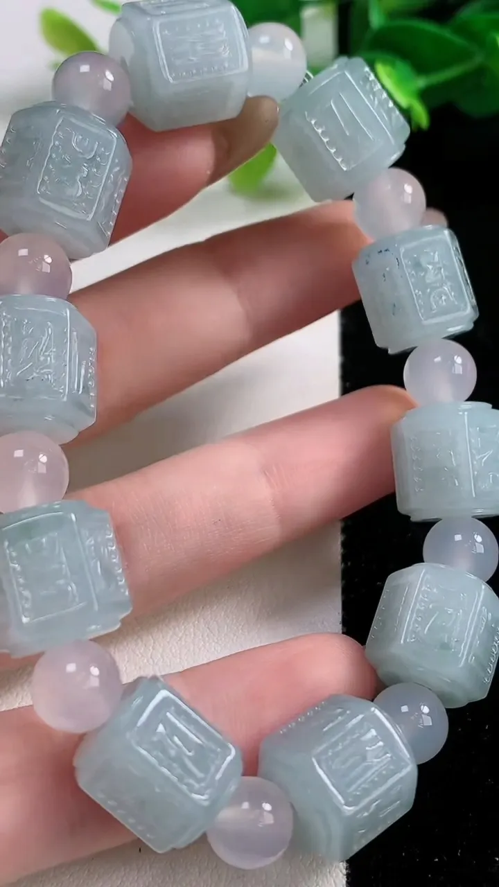 天然A货翡翠冰种飘花六字真言 路路通手串10颗，尺寸11.6-12.3，重量:51.30g
11月1