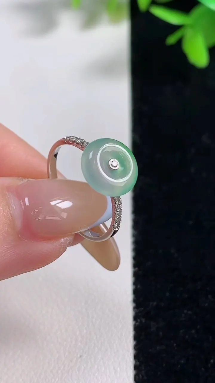 天然A货翡翠平安扣戒指，尺寸17-9.2-2.7，重量:1.73g2025年11月11日
工厂直销收藏佳品,种好水足，色泽均匀，有种有色，上手高大气！