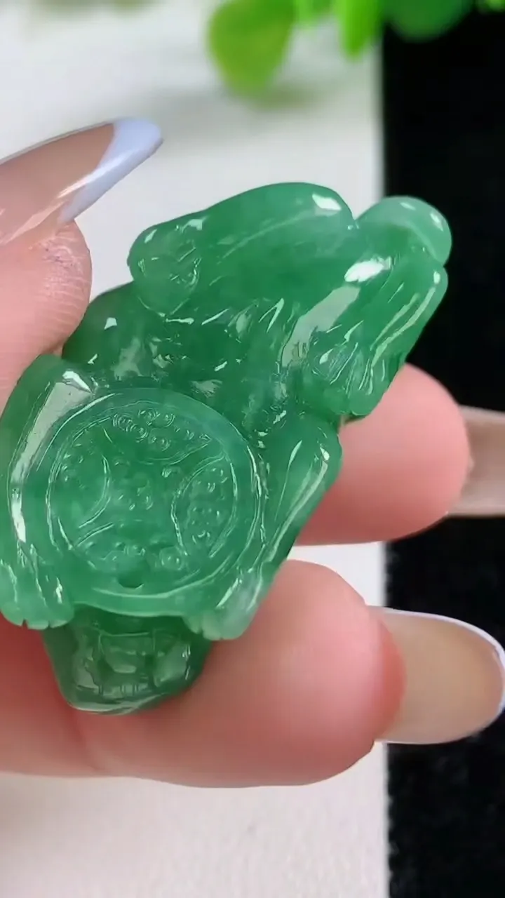 天然A货翡翠貔貅吊坠，尺寸35.4-18-12.2，重量:16.98g
11月11日