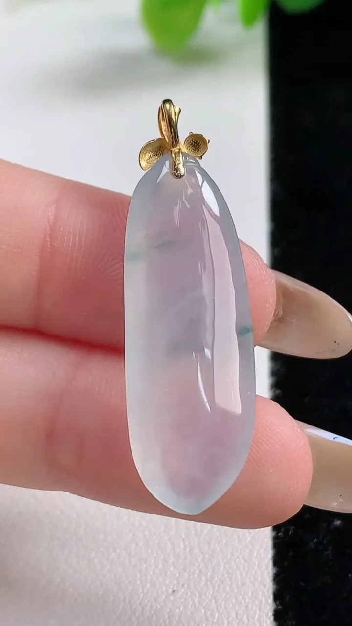 天然A货翡翠种飘花福瓜吊坠，尺寸33-11.5-4.8，重量:3.80g
11月11日